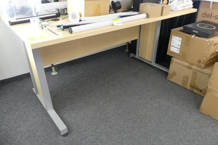 Schreibtisch, ohne Inhalt Maße in cm ca.: 150 x 80